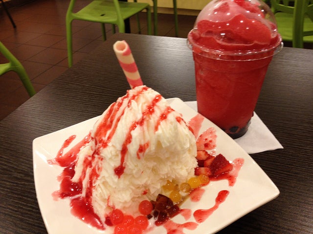 「Strawberry cheesecake snow ice＆raspberry bubble tea」／photo by coconut wireless