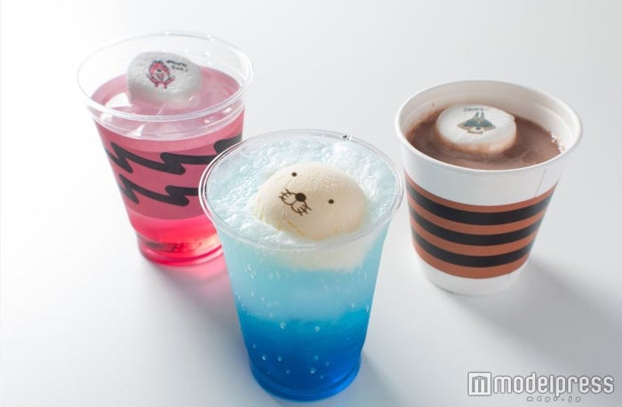 ぼのぼの波乗りフロート550円/シマリスくんのピーチソーダ500円/<br>
アライグマくんのホットココア500円(税込)(C)いがらしみきお/竹書房・フジテレビ・エイケン