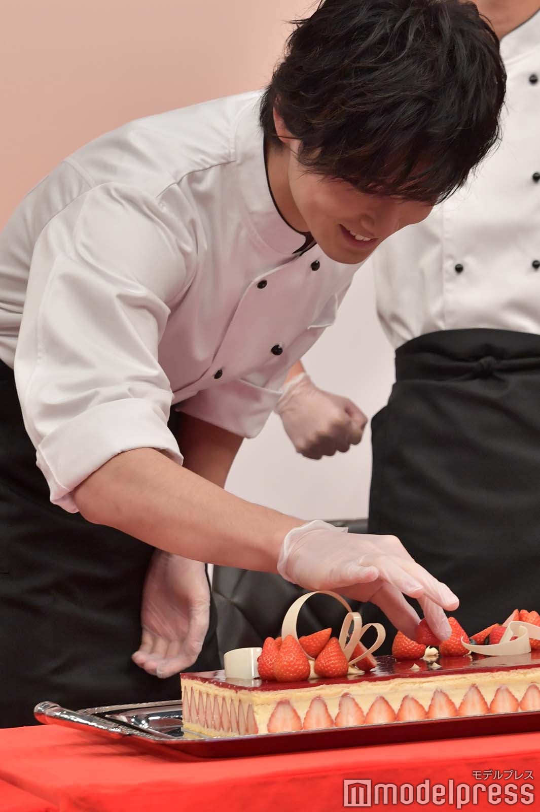 マイペースに盛り付けする中川大輔（C）モデルプレス