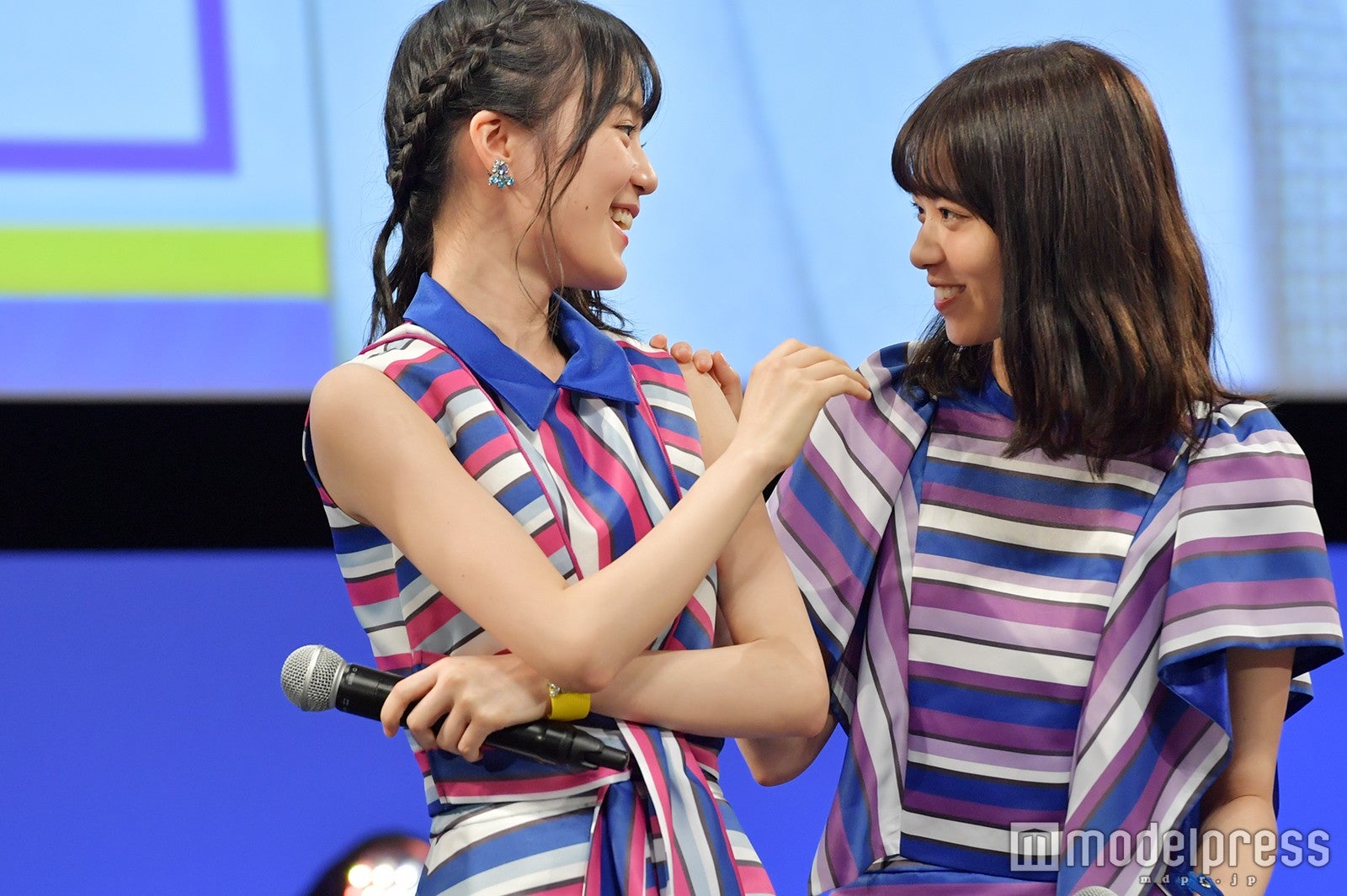 クイズの回答が一致したのか盛り上がる生田絵梨花と西野七瀬（C）モデルプレス