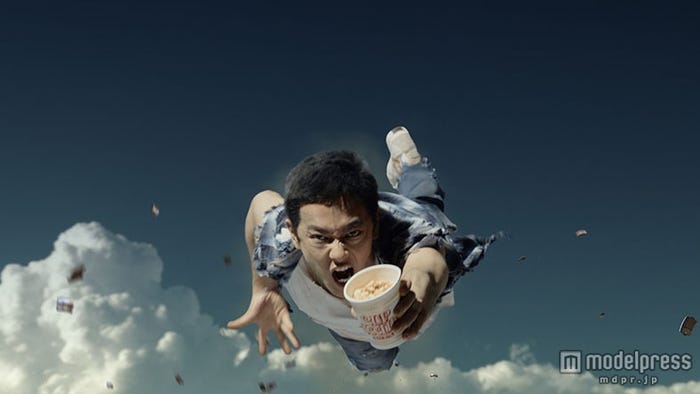 空中を飛び回る佐藤健/CMカットより