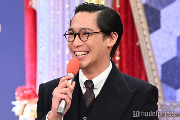 久しぶりに再会した高校の同級生の深澤辰哉と噛み合っていない味方良介(C)モデルプレス