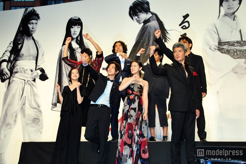 「るろうに剣心」キャスト（前列左から）蒼井優、佐藤健、武井咲、吉川晃司（後列左から）青木崇高、江口洋介、田中偉登、大友啓史監督