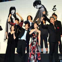 「るろうに剣心」キャスト(前列左から)蒼井優、佐藤健、武井咲、吉川晃司(後列左から)青木崇高、江口洋介、田中偉登、大友啓史監督