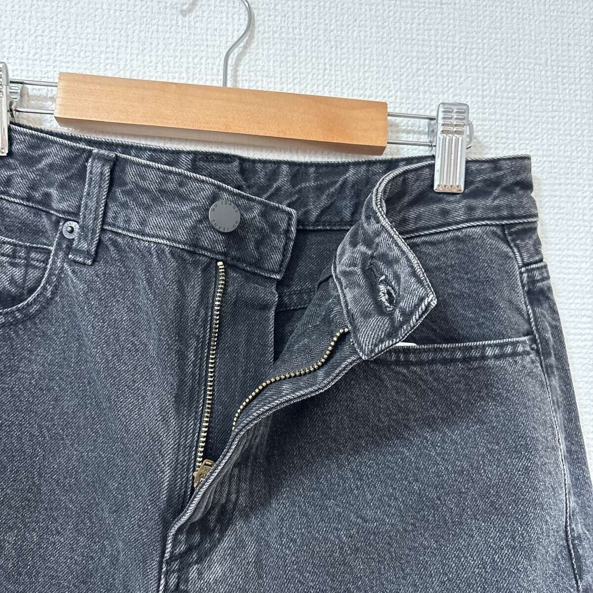 GU バレルレッグジーンズ バレルレッグジーンズの前面のファスナーとボタンのアップ