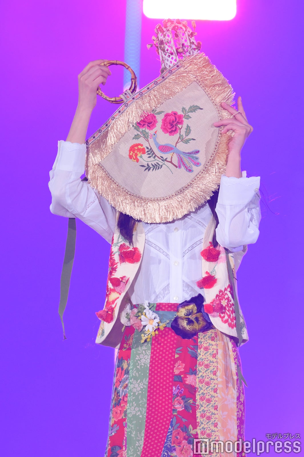 齋藤飛鳥、バッグから笑顔チラリ 可愛らしい仕草にキュン【TGC