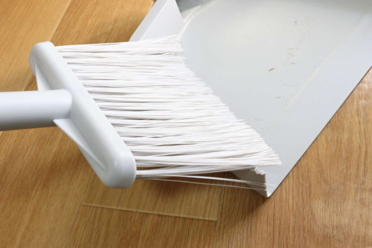 ダイソーの収納便利ほうきちりとりセットはゴミをかき集めやすい