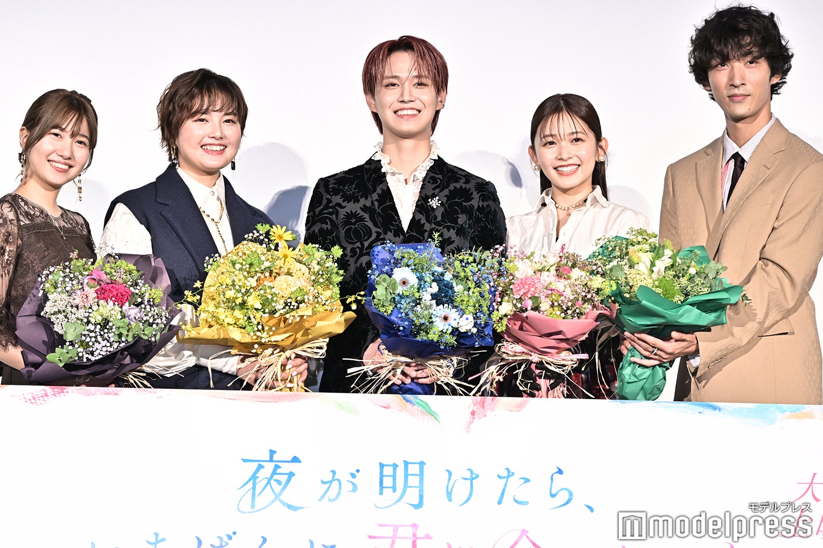 （左から）酒井麻衣監督、箭内夢菜、白岩瑠姫、久間田琳加、上杉柊平（C）モデルプレス