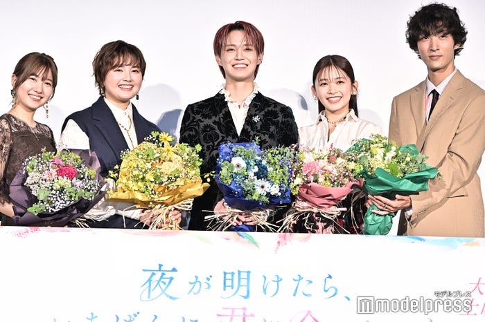 (左から)酒井麻衣監督、箭内夢菜、白岩瑠姫、久間田琳加、上杉柊平(C)モデルプレス