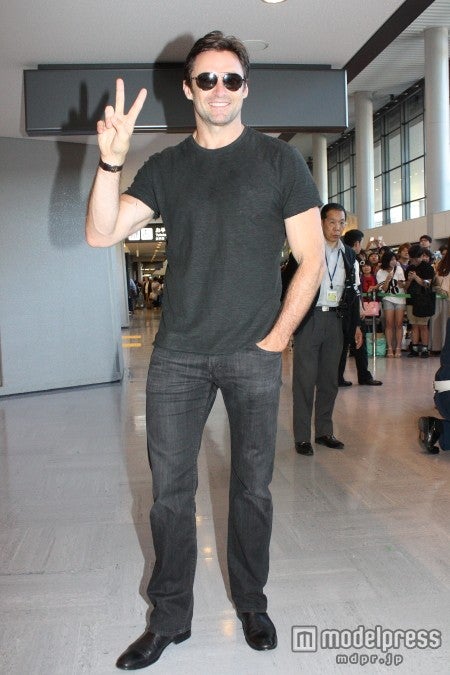 ヒュー・ジャックマン、『ウルヴァリン：SAMURAI』PRのため成田空港に到着　