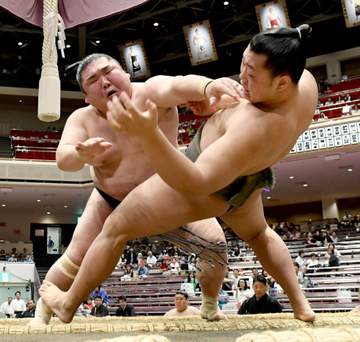 39歳の元幕内鳰の湖、20歳差対決制し勝ち越し王手「北の湖親方の言葉思い出す」亡き師匠の教え今も糧に【大相撲夏場所】