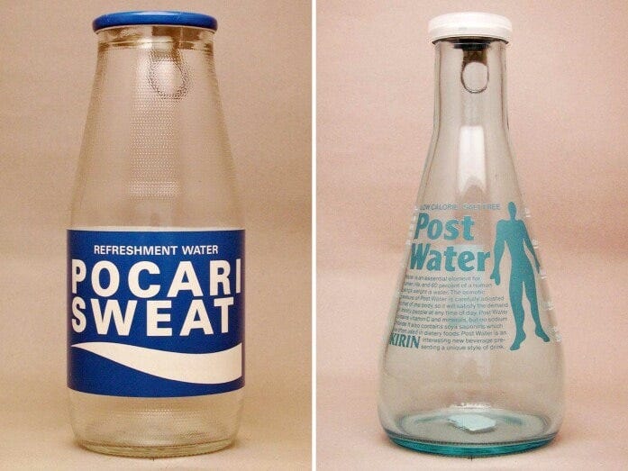 左から大塚製薬ポカリスエット570mlボトルとキリンポストウォーターフラスコボトル