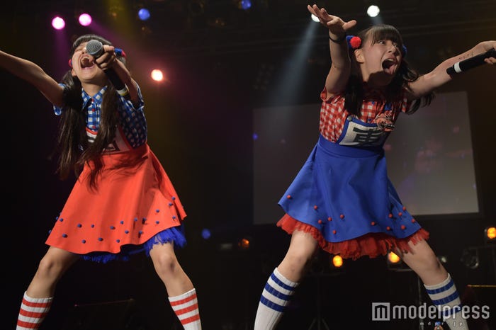 生ハムと焼うどん(左から)西井万理那、東理紗/(C)モデルプレス