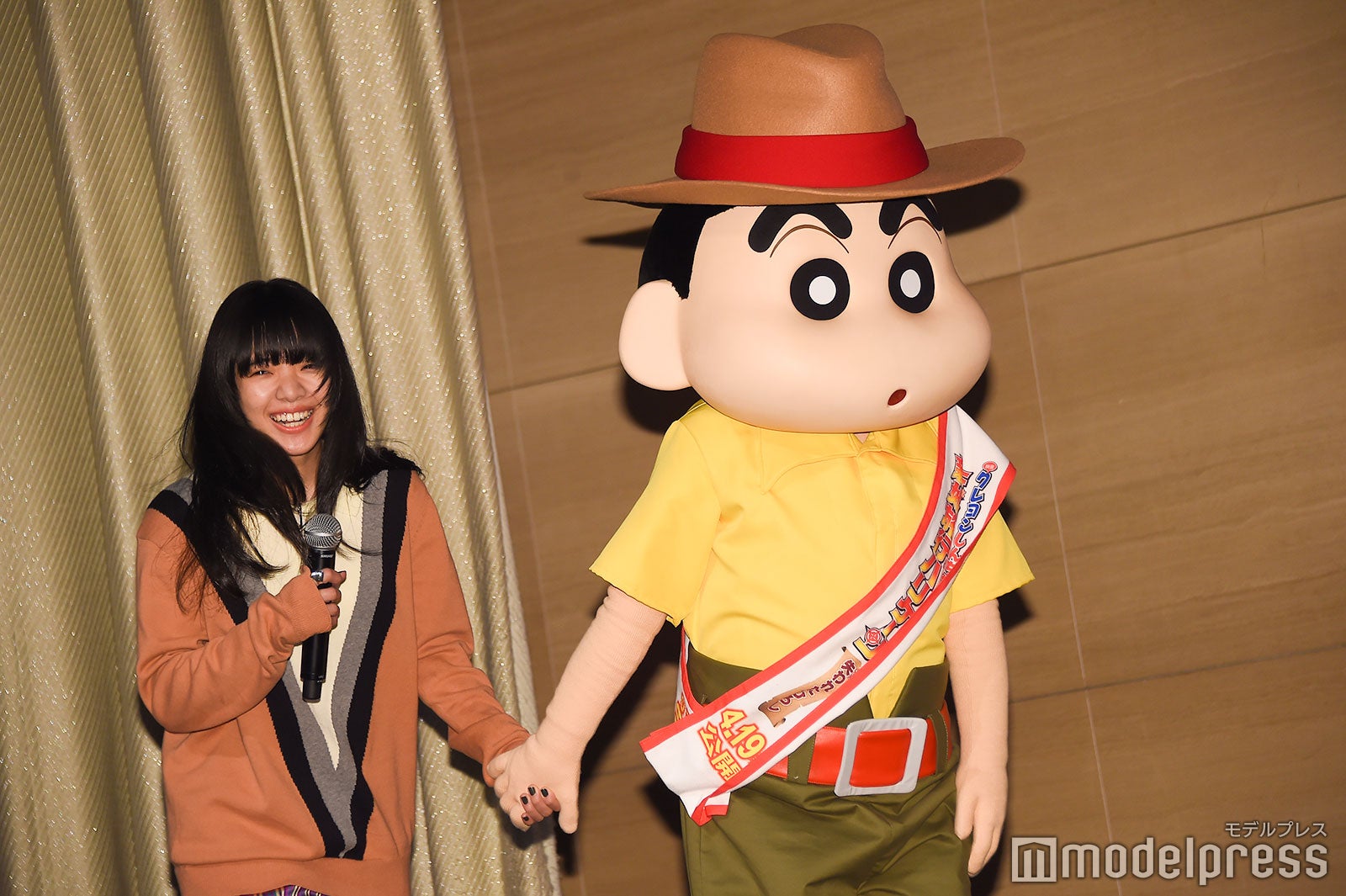 しんちゃんに手を引かれながらあいみょん登場（C）モデルプレス