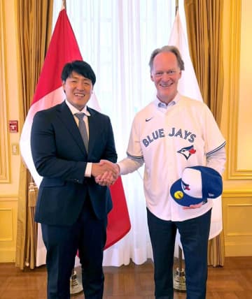 岡本和真がカナダ大使館を訪問 マッケイ駐日大使「一打一打が楽しみ」