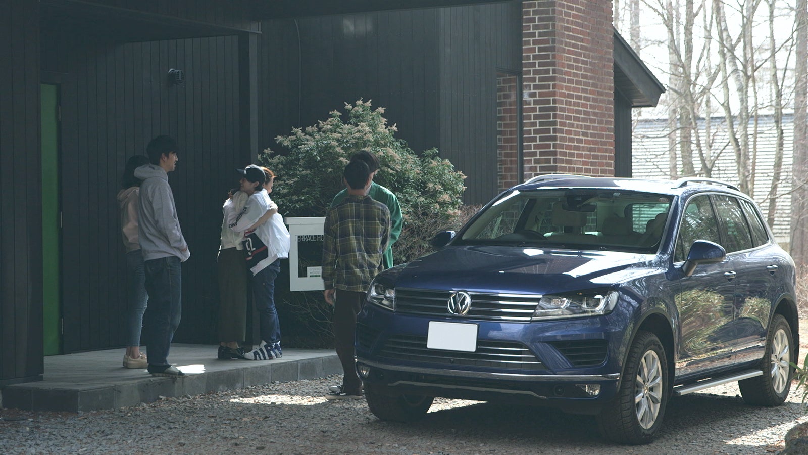 至恩とつば冴を見送るメンバー「TERRACE HOUSE OPENING NEW DOORS」21st WEEK（C）フジテレビ／イースト・エンタテインメント