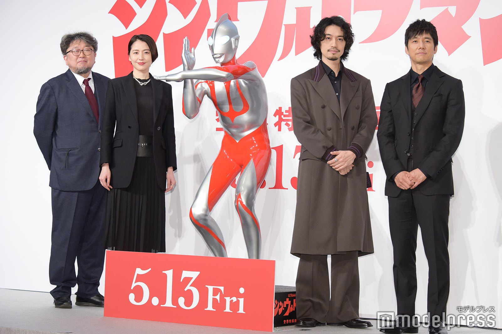 （左から）樋口真嗣監督、長澤まさみ、ウルトラマン、斎藤工、西島秀俊 （C）モデルプレス