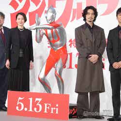 （左から）樋口真嗣監督、長澤まさみ、ウルトラマン、斎藤工、西島秀俊 （C）モデルプレス