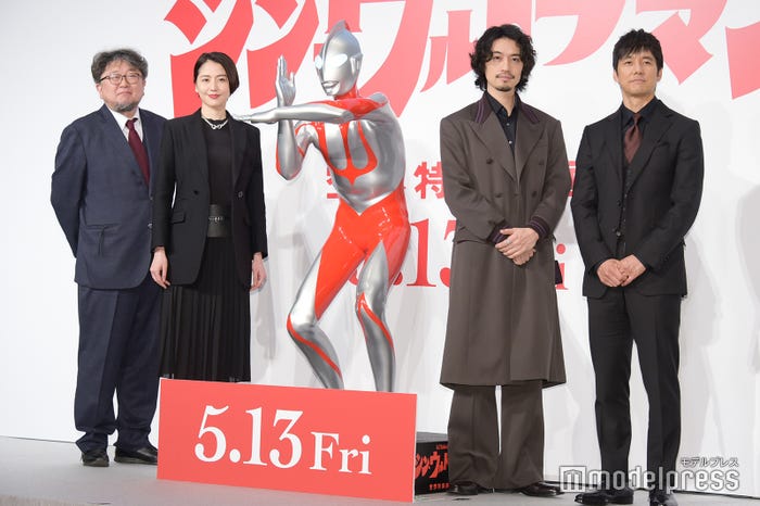 (左から)樋口真嗣監督、長澤まさみ、ウルトラマン、斎藤工、西島秀俊 (C)モデルプレス