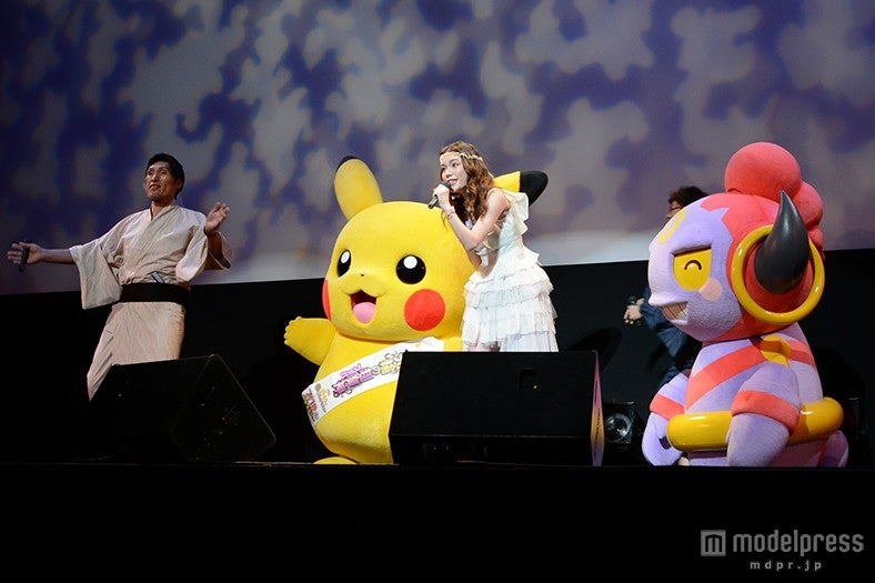 安田レイ（中央）の歌唱中に乱入した篠原信一（左）