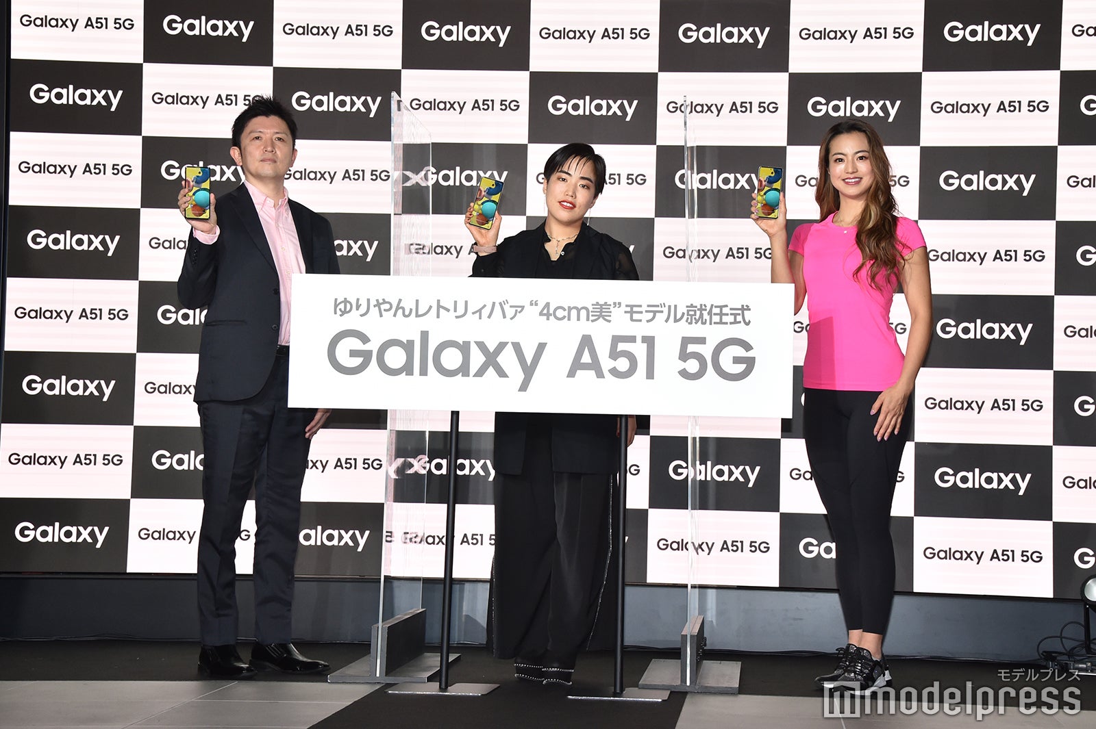 ゆりやんレトリィバァ（中央）、岡部友氏（右）（C）モデルプレス