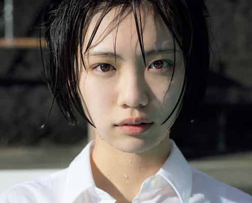 日本一制服が似合う女子・竹内詩乃が初水着 制服で真冬のプールに飛び込む