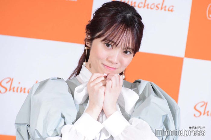 ぶりっ子ポーズに応える宮田愛萌 (C)モデルプレス