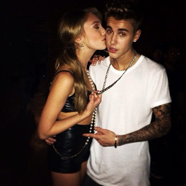 ジャスティンのMVにも出演(左から)ケイリン・ルッソ、ジャスティン・ビーバ/JustinBieber Instagramより