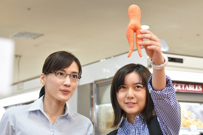 綾瀬はるか、上白石萌歌/「義母と娘のブルース」第8話より(C)TBS