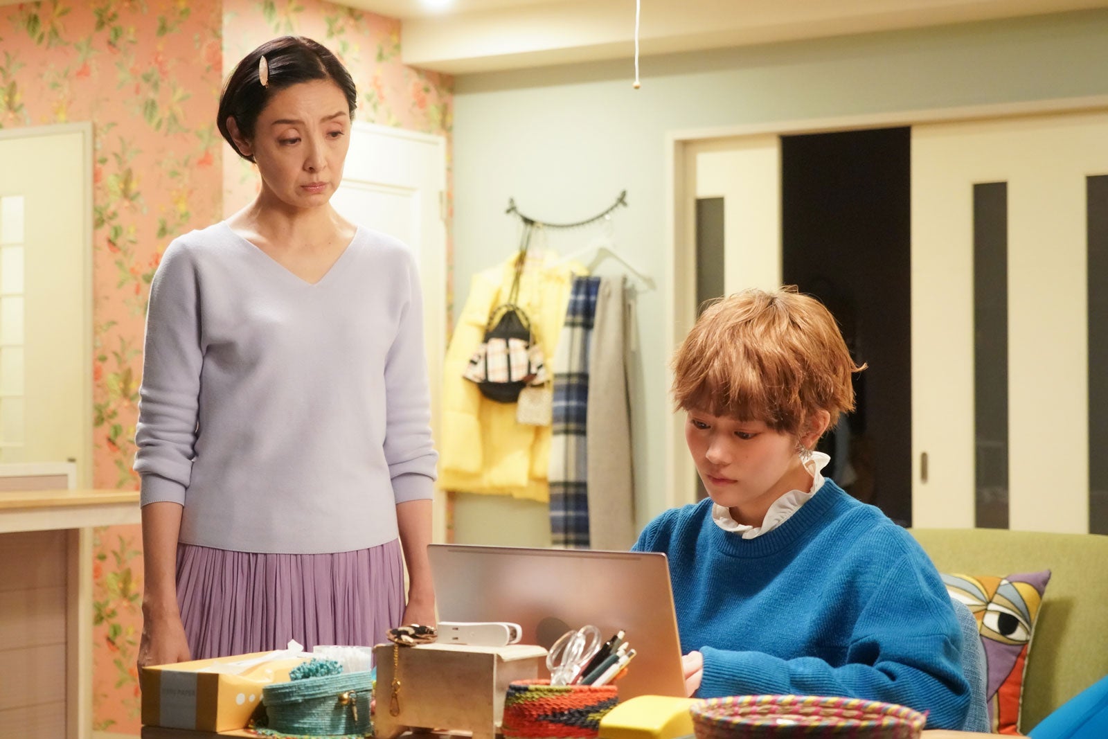 草刈民代、高畑充希／「ムチャブリ！　わたしが社長になるなんて」第6話より（C）日本テレビ