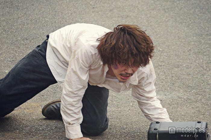 迫真の格闘シーンは必見(C)2015「天空の蜂」製作委員会