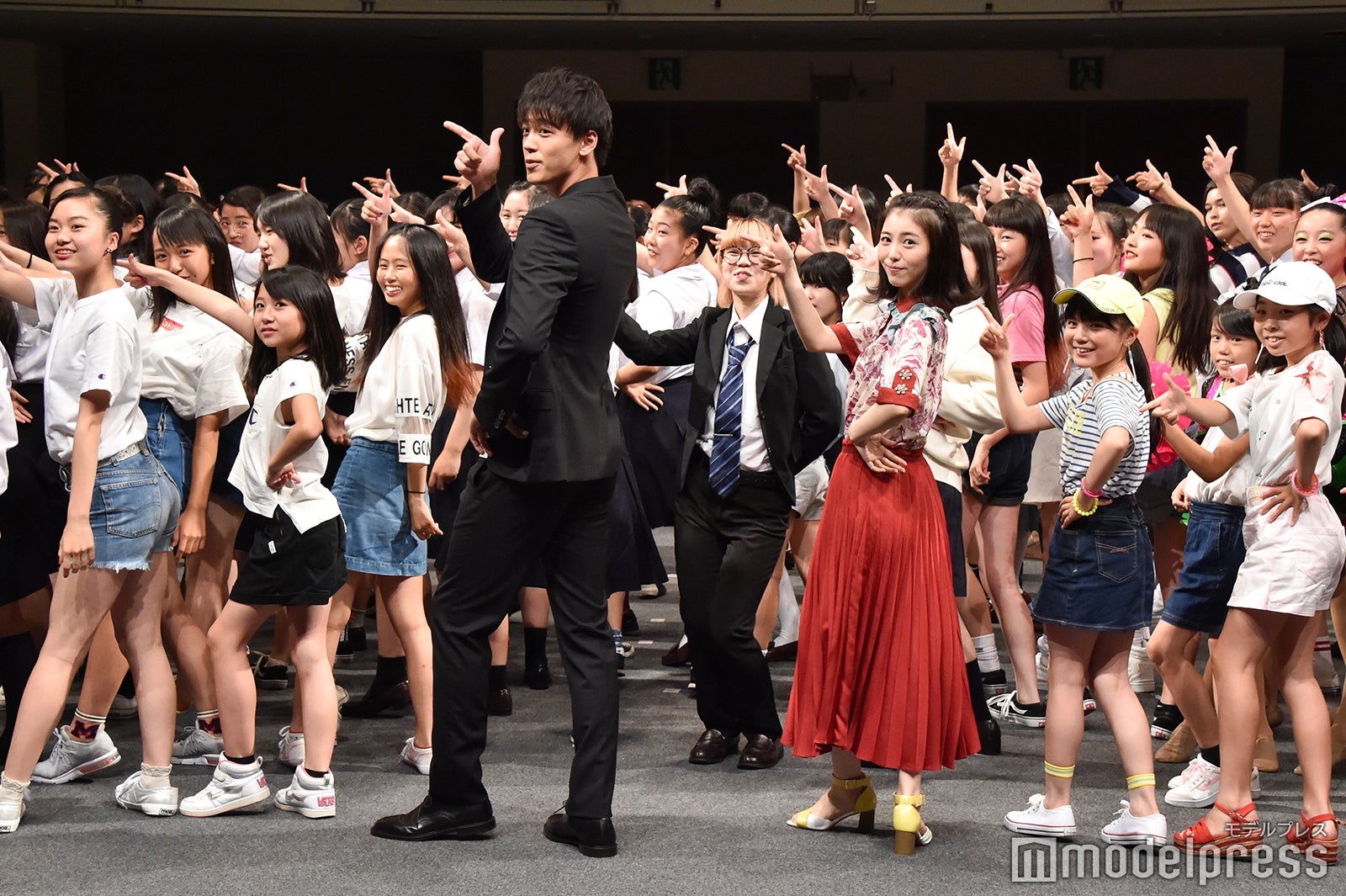 竹内涼真＆浜辺美波がダンス披露（C）モデルプレス