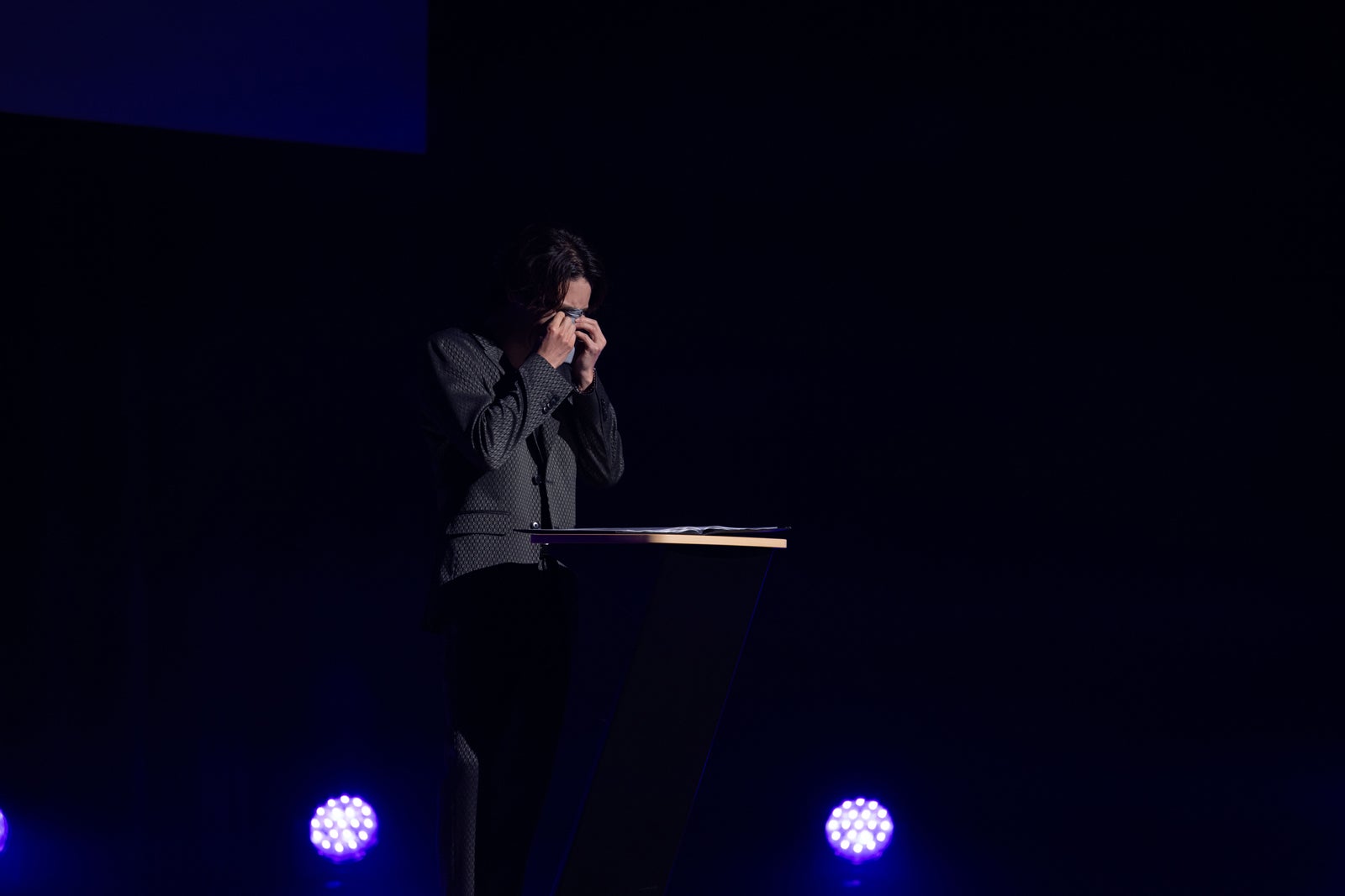 ゲイ公表のAAA與真司郎、見守ったメンバーも涙　茶目っ気やりとりにファンも号泣＜與真司郎announcement＞