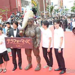 沖縄国際映画祭レッドカーペットを歩く井上裕介ら （C）モデルプレス
