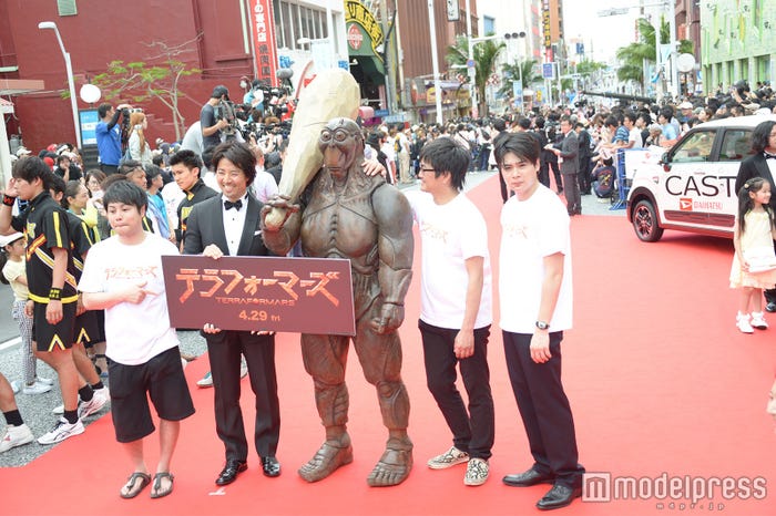 沖縄国際映画祭レッドカーペットを歩く井上裕介ら (C)モデルプレス