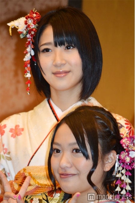 上段：仲谷明香（AKB48）