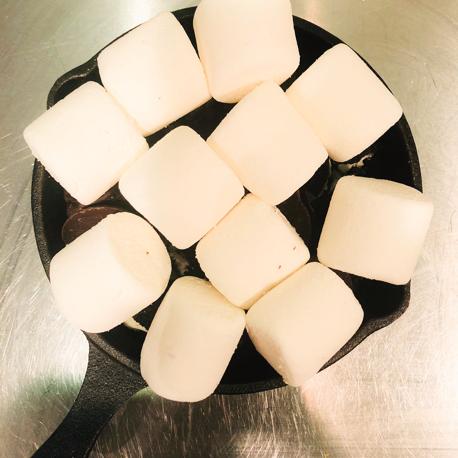 手順1：スキレットが埋まるくらいのマシュマロを詰める／画像提供：柏原歩