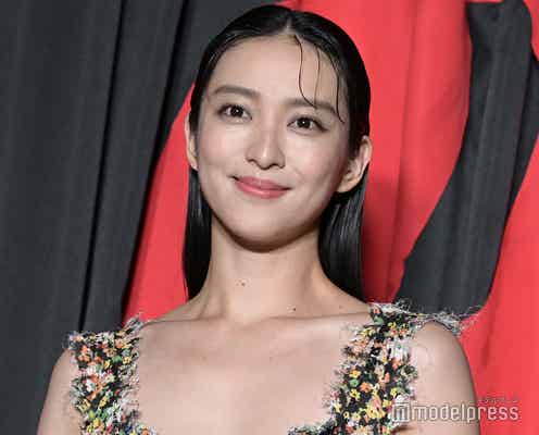 武井咲、第2子出産後初公の場 美デコルテ際立つ花柄ロングワンピ姿披露<MARNI FALL WINTER 2023 FASHION SHOW IN TOKYO>