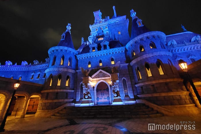夜の「美女と野獣の城」(C)モデルプレス (C)Disney