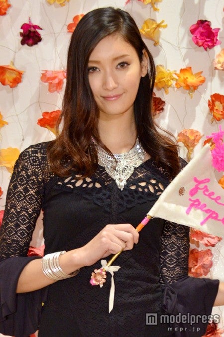 菜々緒、「今日はセクシーな感じ」圧巻の美脚を見せつけ