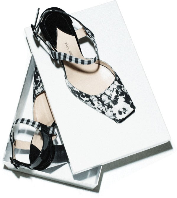 「花柄・ギンガムのサンダル」93,000円／Paul Andrew（C）TOPLOG