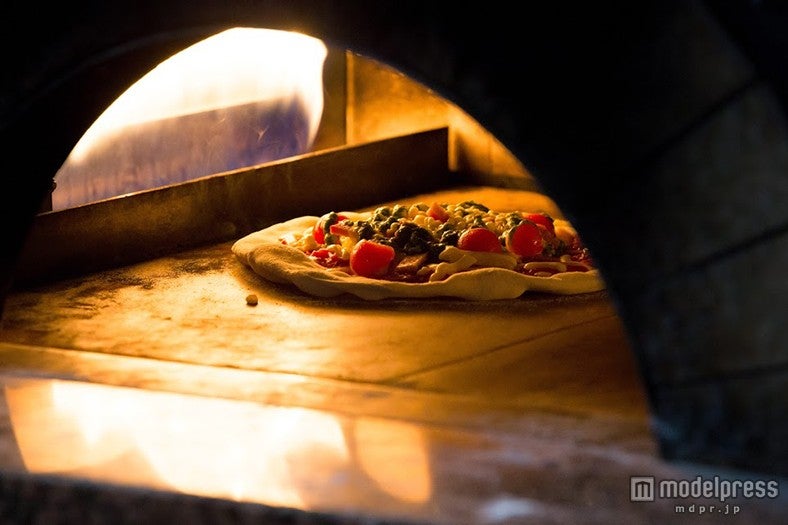 山頂のイタリアンレストラン「ウォーヴォ・メタメタ」の熱々ピザは、リピーター続出の人気メニュー