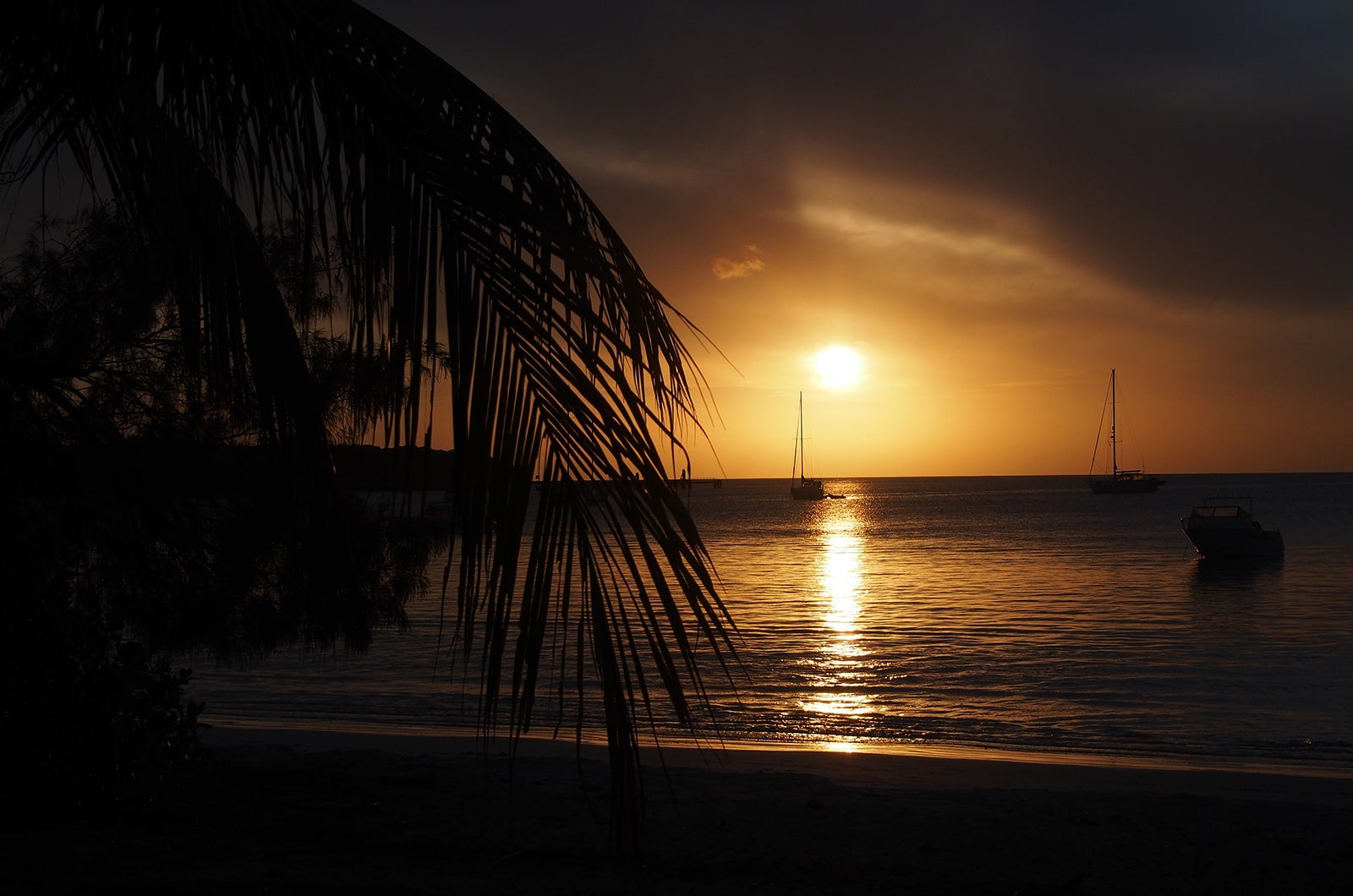 西側を向いたクト・ビーチは夕日の名所、時間が許すならぜひサンセットも目の奥に焼きつけて（C）NCTPS