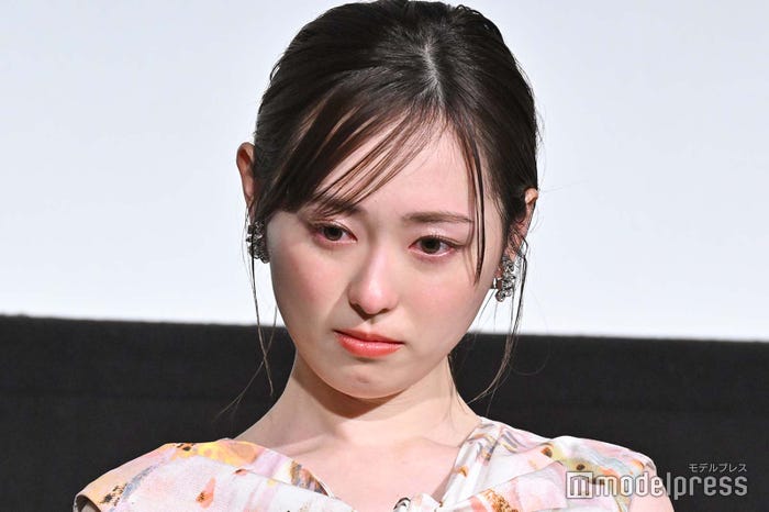 サプライズで涙浮かべる福原遥(C)モデルプレス