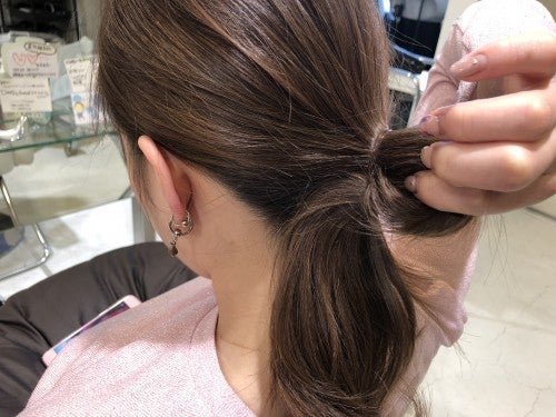 輪っかをつくるように髪をくくります