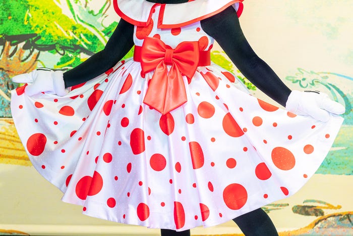 白地に赤いドット柄をあしらった襟付きのノースリーブワンピース※画像はイメージ(C)Disney