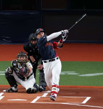 鈴木誠也が特大の先制ソロ！飛距離130メートル確信の一撃 大谷翔平もベンチで歓喜 前日に不評？のお茶ポーズも 京セラDがどよめく