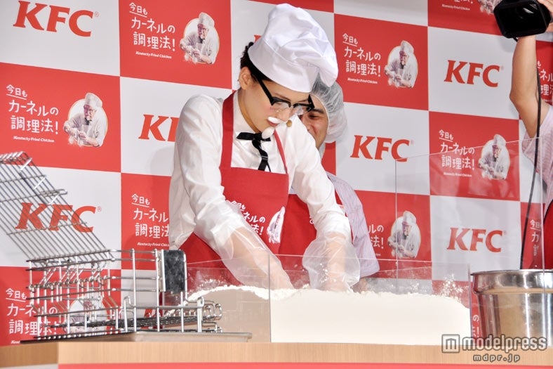 オリジナルチキン作りに挑戦する綾瀬はるか