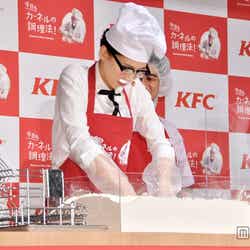 オリジナルチキン作りに挑戦する綾瀬はるか