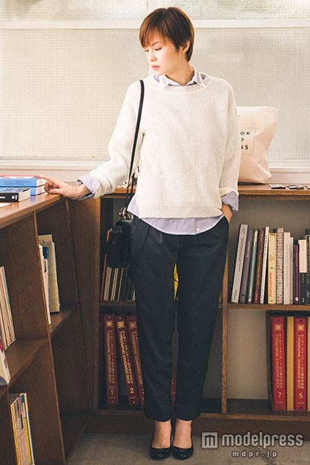 衿ビジュー付きシャツ¥4,900、ニットプルオーバー¥4,900(期間限定セットで購入すると¥6,900+tax)